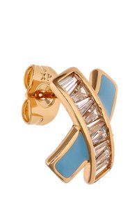 Oorbellen in goudkleur met een gebogen ontwerp, bestaande uit blauwe geëmailleerde secties en een rij rechthoekige heldere kristallen. Voorzien van een vlinder sluiting.