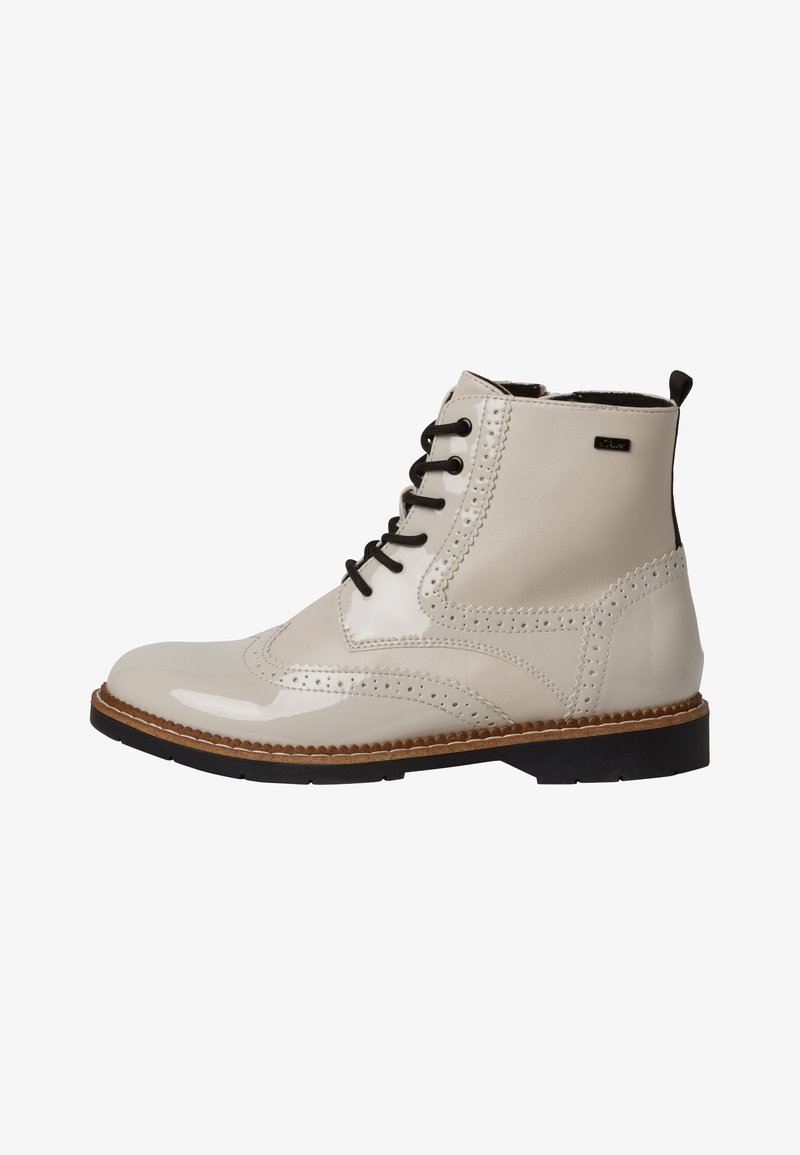 Botte de cheville en cuir verni beige avec des détails brogue élaborés, des lacets noirs, un bout rond et une semelle structurée avec un bord marron.