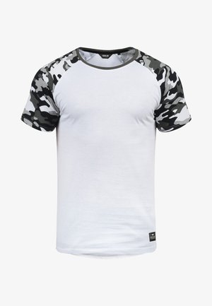 Valge T-särk halli kamoflaažiga raglanvarrstega. Ümar kaelus ja väike must logo silt alt. Kerge kangas.