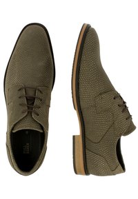 Groene gestructureerde leren veterschoenen met een gedetailleerd patroon, bruine veters en een lage gestapelde hak. Voorzien van een zwart voetbed met het merk "BULL BOXER."