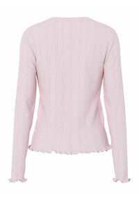 Šviesiai rožinis ilgomis rankovėmis megztinis, pasiūtas iš ribuotos medžiagos, su banguotais apvadais rankogaliuose ir apačioje, pasižymintis subtiliu vertikaliu raštu.