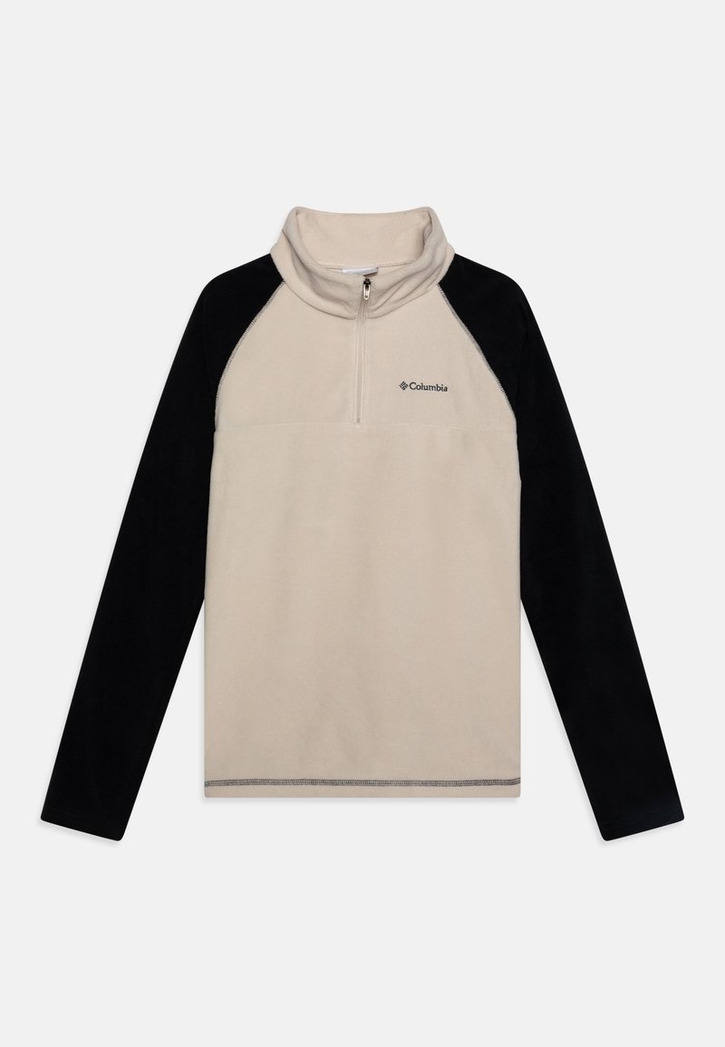 Sudadera de forro polar beige con mangas raglán negras, cuello con media cremallera y detalle del logo en el pecho. Textura suave y diseño informal.