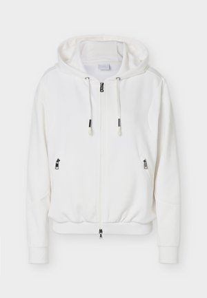 Witte zip-up hoodie met trekkoorden, geribbelde manchetten en zoom, en twee zijzakken met rits op een effen achtergrond.