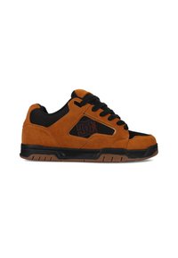 Wildleder Skate-Schuhe in Orange und Schwarz mit gepolstertem Kragen, schwarzen Schnürsenkeln, perforierten Details und einer Gummisohle mit Traktionsmuster.