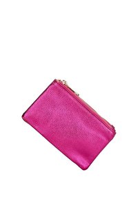 Cartera de cuero rosa con superficie texturizada, que presenta un cierre de cremallera dorado y una forma rectangular delgada.