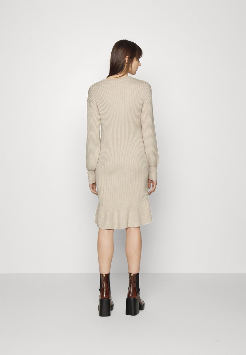 Damen Freizeitkleider | Moss Copenhagen VESLA FLOUNCE DRESS Strickkleid oatmeal/beige - IH29117 Damen Freizeitkleider | Moss Copenhagen VESLA FLOUNCE DRESS Strickkleid oatmeal/beige - IH29117