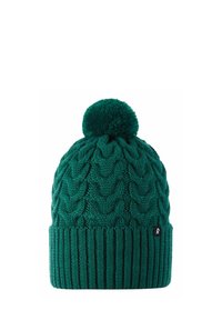 Cappello invernale verde lavorato a maglia con risvolto a coste, motivo a treccia e un grande pompon in cima su uno sfondo bianco.
