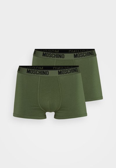 Zelene pamučne bokserice s crnim elastičnim pojasom na kojem je istaknut logo "MOSCHINO". Glatka tekstura i prilagođen dizajn. Prikazane dvije mušice.