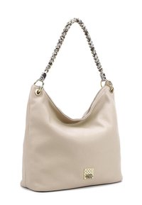 Borsa a tracolla in pelle beige con un design morbido, caratterizzata da una superficie testurizzata, dettagli in metallo dorato e una tracolla in catena metallica intrecciata.