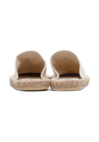 Pantofole espadrille beige chiaro con suola in juta intrecciata. Design open-toe, superiore in tessuto morbido e silhouette piatta. Stile semplice e classico.