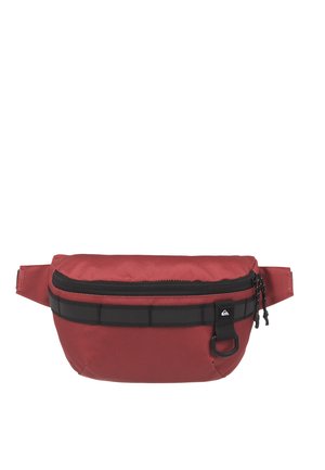 Marsupio rosso con cerniera nera, cinghia di nylon nera e un anello a D nero sul lato anteriore destro.