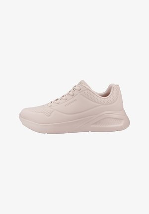 Las zapatillas deportivas de color rosa claro presentan un upper sintético liso, acentos perforados, un collar acolchado y una suela texturizada con un ligero levantamiento.