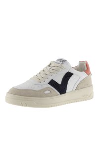 Baskets blanches en cuir avec des accents en suède gris et un logo bleu marine. Comprend un bout rond, un système de laçage et une semelle en caoutchouc.