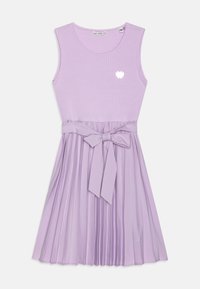 Bezramionowa sukienka w kolorze liliowym z żebrowanym topem, plisowaną spódnicą, kokardą w talii oraz małym białym serduszkiem na piersi.