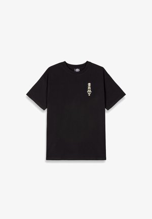 Czarny bawełniany t-shirt, krótki rękaw, okrągły dekolt, z pionowym nadrukiem tekstowym w jasnym beżu po lewej stronie.