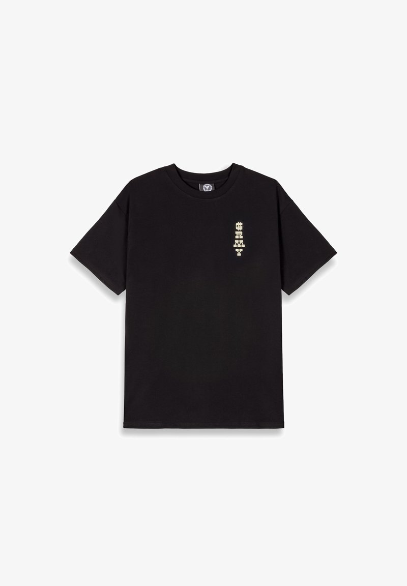 Camiseta de algodón negra, de manga corta, con cuello redondo, presenta un diseño de texto vertical en beige claro en el lado izquierdo.