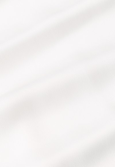 Tela blanca con una textura suave, un ligero brillo y finas líneas diagonales, mostrando un suave drapeado y pliegues en toda su extensión.