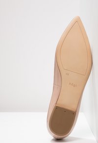 Beige lodičky s špičatou špičkou z pohledu podrážky, velikost 42,5, s logem značky "högl" vyraženým na podrážce.