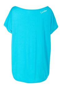 Camiseta oversize color turquesa hecha de tejido suave. Cuenta con un escote amplio y mangas cortas, con un logo sutil en el hombro.