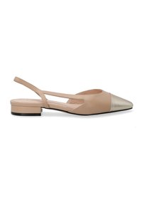 Beige kožené slingback ploché boty s špičatou špičkou, s kovovým stříbrným špičkovým krytem a malým blokovým podpatkem. Design s výřezem na straně.