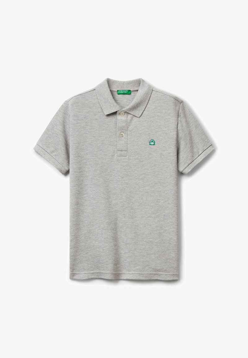 Polo shirt grigio chiaro a maniche corte con colletto, due bottoni e piccolo logo verde ricamato sul lato sinistro del petto.