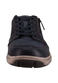 Černá kožená bota s šněrovacím designem a zipem na boku, kontrastním prošíváním a texturovanou gumovou podrážkou.