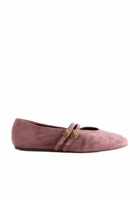 Plat schoen in zacht roze suede met een ronde neus, voorzien van twee smalle banden die met gouden gespen over de wreef zijn vastgezet.