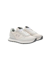 Baskets gris clair en suède et en mesh, avec des lacets blancs, un côté à motifs et un logo noir sur la languette.