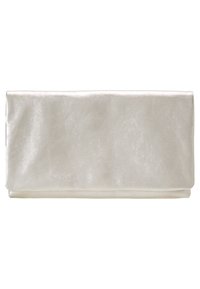 Pochette rectangulaire métallique argentée avec une texture douce et lisse et un design à rabat.