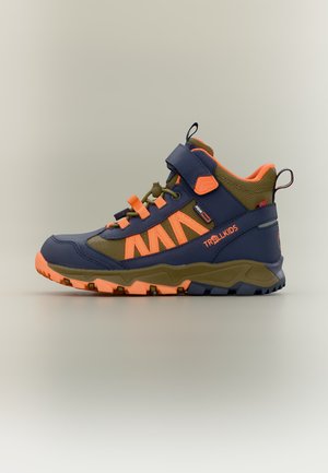 Hooggesloten wandelschoen voor kinderen in marineblauw, olijfgroen en oranje met klittenbandsluiting, treklussen en een gestructureerde zool voor buitengebruik.
