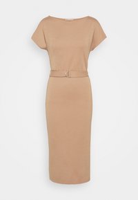 Robe longueur genou en tissu beige clair, dotée d'un design de manches chauve-souris décontractées et d'une taille cintrée avec une ceinture à boucle circulaire.