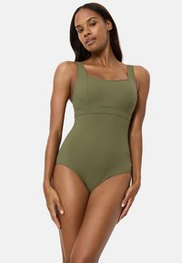 Olijfgroene eendelige badpak gemaakt van zwemkledingstof, met een vierkante halslijn, brede bandjes en een gladde textuur.