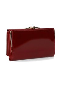 Rotes Portemonnaie aus Lackleder mit einem eleganten Design, versehen mit einem Verschluss in Goldoptik und sauber vernähten Kanten. Kompakte, gefaltete Form für einfache Handhabung.