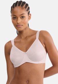 Απαλό ροζ ασύρματο σουτιέν με υφή υφάσματος, φαρδιές τιράντες και μικρό διακοσμητικό φιόγκο στο κέντρο. Λεία επιφάνεια και διαμορφωμένα κυπέλλα.