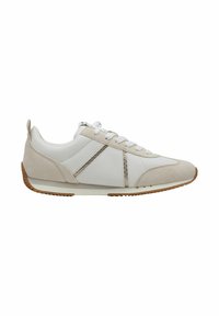 Sneaker bianco e beige con tomaia in pelle testurizzata, dettagli in suede e striscia decorativa colorata; presenta una suola in gomma.
