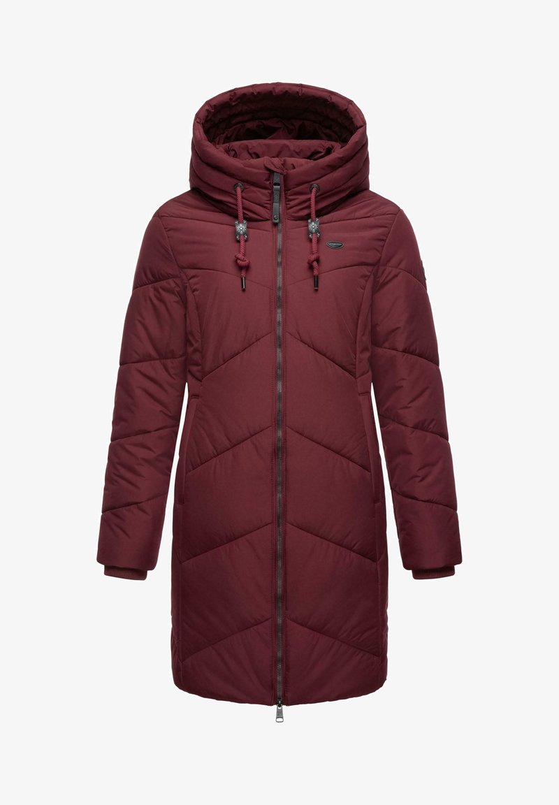 Bordeaux pufferjas met een capuchon, voorzien van een rits, contrasterende trekkoorden en een chevron-quiltpatroon op een glad, gevoerd oppervlak.