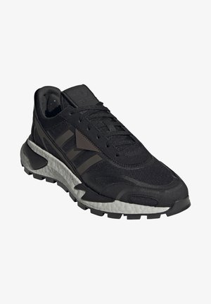 Czarny sportowy but z siateczkową cholewką i gumową podeszwą. Posiada trzy ciemne paski po bokach, fakturowane detale oraz grubą, amortyzowaną środkową podeszwę.