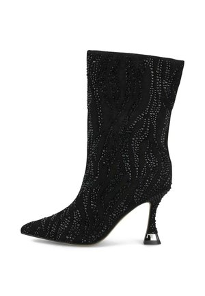 Zwarte suède enkellaarzen versierd met golfpatroon rhinestones, puntige neus en een slanke, met metallic-accenten gemaakte hak.