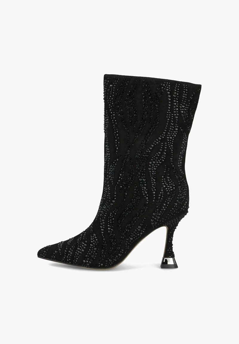 Stivale alla caviglia in suede nero decorato con strass a motivo ondulato, punta affusolata e tacco sottile con dettagli metallici.