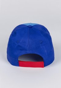 Cappello blu con la parte superiore azzurra e una fascia rossa sul retro. Presenta occhielli ricamati e una visiera curva. Realizzato in tessuto.
