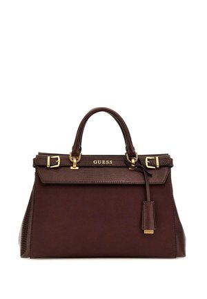 Sac à main Guess marron foncé avec rabat supérieur texturé, boucles dorées et logo, double poignée et une étiquette suspendue avec le nom de la marque.