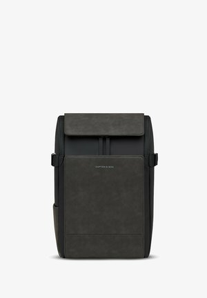 Sac à dos noir avec un rabat texturé gris, comportant une poche avant, un design élégant et des sangles latérales ajustables. Logo au centre à l'avant.