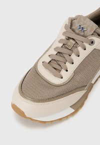 Scarpa da ginnastica beige e marrone chiaro realizzata in materiali in rete e pelle sintetica, con lacci tonali, collo imbottito e suola in gomma con grip.