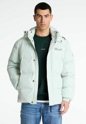Veste matelassée vert clair avec capuche, fermeture éclair à l'avant et boutons pression ; présente des poignets élastiques et des détails de marque brodés sur la poitrine.
