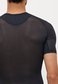 Kurzärmliges, eng anliegendes Sportshirt aus dunkelgrauem Mesh-Gewebe mit strukturiertem Muster, ausgestattet mit Rundhalsausschnitt und nahtlosem Schulterdesign.