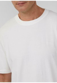 Weißes Baumwoll-T-Shirt mit klassischem Rundhalsausschnitt und kleinem gestickten "s.Oliver"-Logo auf der Brust. Weicher Stoff.