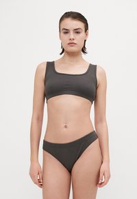 Tmavosivý bikiny set so štvorecovým výstrihom, hrubými ramienkami a nízkymi nohavičkami. Mäkkučký materiál a minimalistický dizajn.