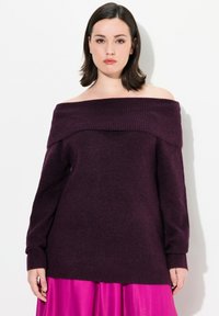 Maglione a spalle scoperte di colore viola scuro con texture a coste. Vestibilità ampia, maniche lunghe e scollatura larga. Design semplice e accogliente.