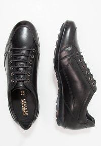 Pantofi Geox Respira din piele neagră, cu finisaj neted, vârf rotund, design cu șireturi și talpă din cauciuc texturat cu profil multidirecțional.