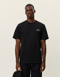 Čierne bavlnené tričko s okrúhlym výstrihom a krátkymi rukávmi, s malým bielym potlačou na ľavej strane a voľným strihom.